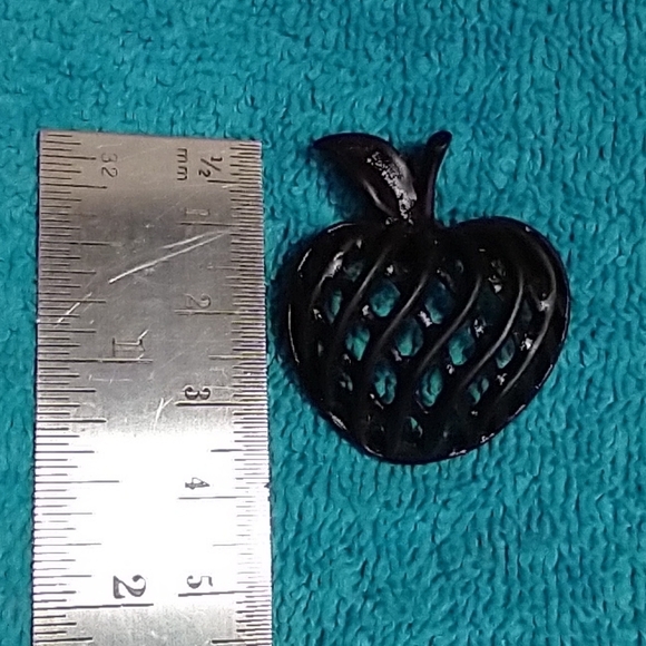 Black Lattice Apple Brooch vintage - Picture 2 of 3